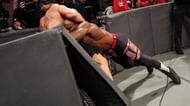 पूर्व WWE चैंपियन बॉबी लैश्ले ने ब्रॉक लैसनर को बैरिकेड के ऊपर खतरनाक स्पीयर दिया